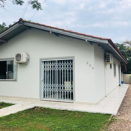 Casa De 03 Dormitorios No Centro De بومبينهاس المظهر الخارجي الصورة